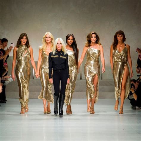 sfilate di abiti versace|Sfilata di Versace Milano Fashion Week: i due volti della .